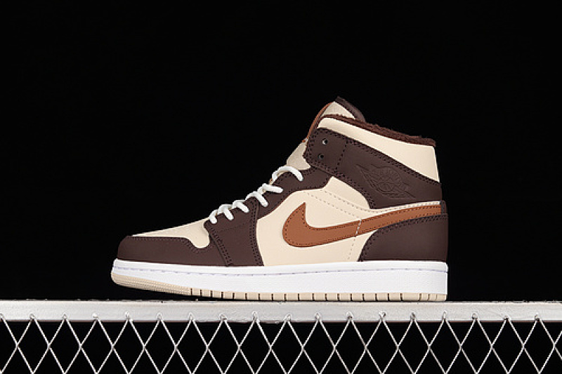 Jordan AIR Jordan 1 MID SE CREAM/DARK CHOCOLATE/OATMEAL · DO6699-200, photo 1