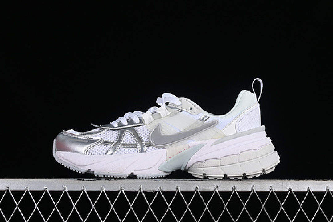 Unbranded [FD0736-104]-[V2K RUNTEKK RUN METALLIC SILVER/WHITE]-[WOMAN:36-39]-[MAN:40-45], photo 1