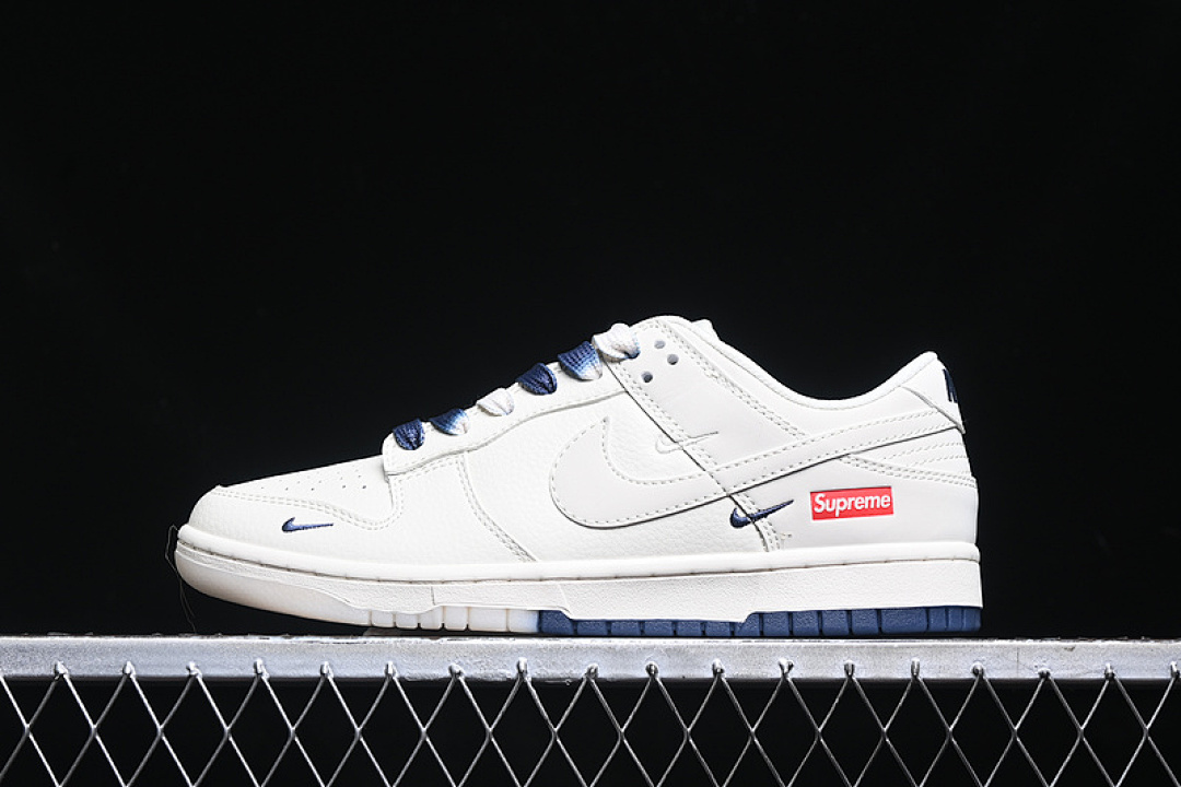 Supreme Nike SB DUNK LOW SUPREME WHITE/BLUE · BB8675-110, photo 1