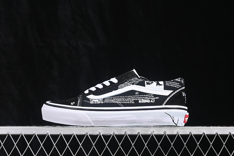 OLD SKOOL LOW TOP CASUAL SKATE SHOES BLACK/WHITE · VN00056239, photo 1
