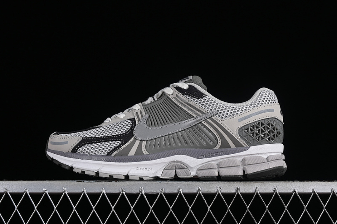 Nike [FD0791-012]-[ZOOM VOMERO 5 LIGHT IRON ORE/METALLIC SILVER/PHOTON DUST/FLATPEWTER/SUMMIT (WHITE]) - Image 2