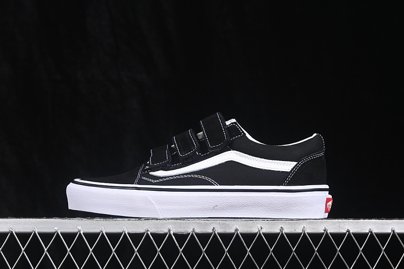 OLD SKOOL LOW-TOP CASUAL SKATE SHOES BLACK/WHITE · VN0A3D29OIU, photo 1