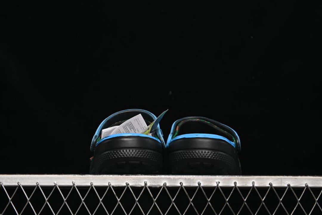 Crocs [MINECRAFT X CROCS CLASSIC CLOG BLACK/GREEN/BLUE]-[WOMAN:36-39]-[MAN:40-46] - Image 9