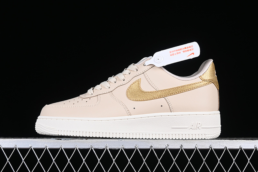 Nike [DQ7569-102]-[AIR FORCE 1 07 ESSENTIAL SANDDRIFT/PHANTOM/METALLIC GOLD]-[UNISEX:36-45], photo 1