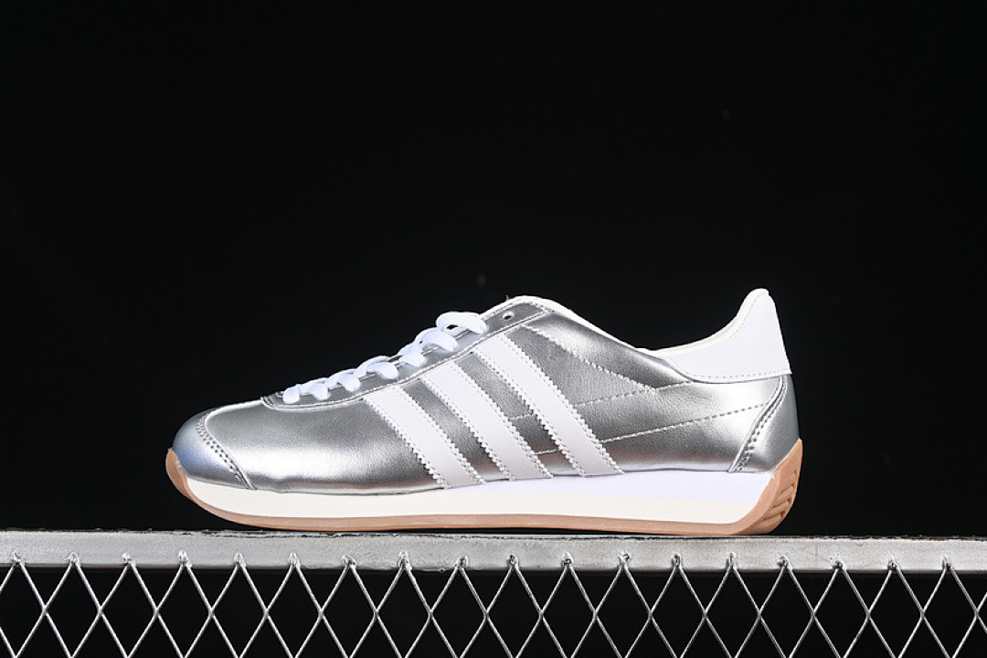 Unbranded [JP7636]-[ORIGINALS COUNTRY SILVER METALLIC/CLOUD WHITE/CREAM WHITE]-[WOMAN:36-39]-[MAN:40-45], photo 1