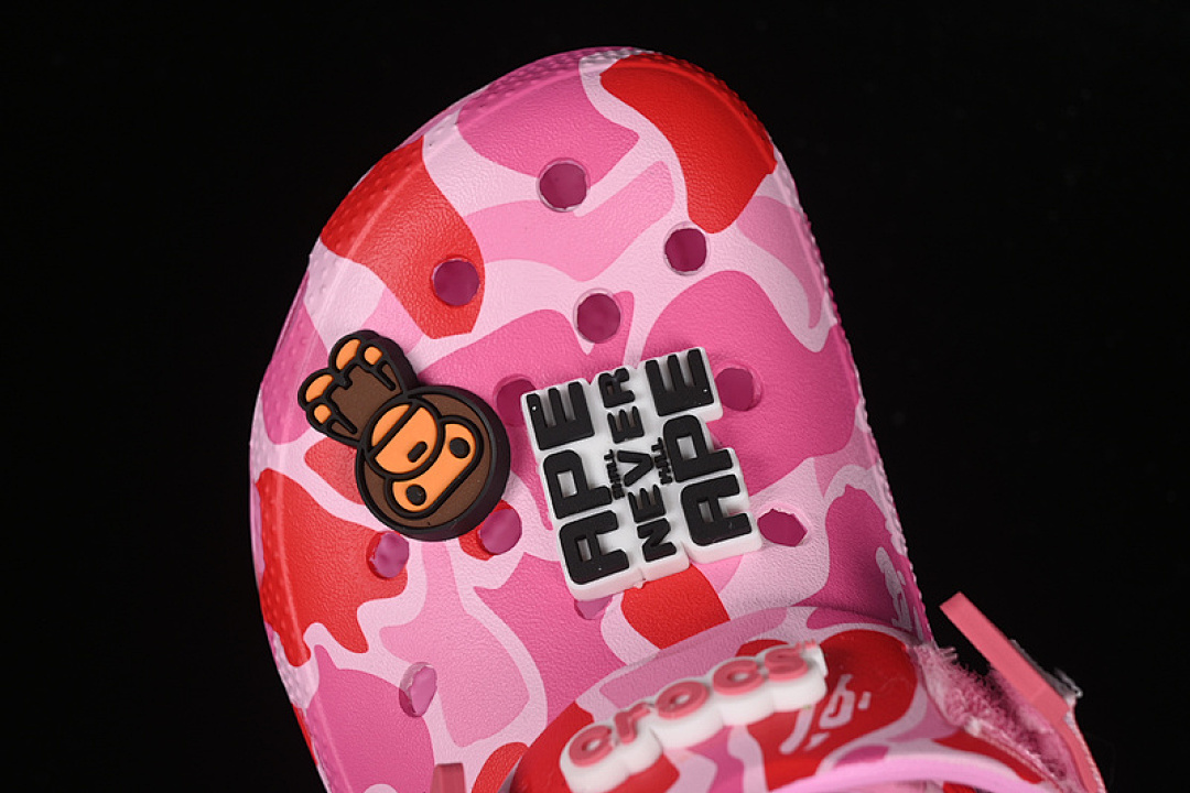 Crocs [BAPE X CROCS CLASSIC CLOG RED/PINK]-[WOMAN:36-39]-[MAN:40-46] - Image 4