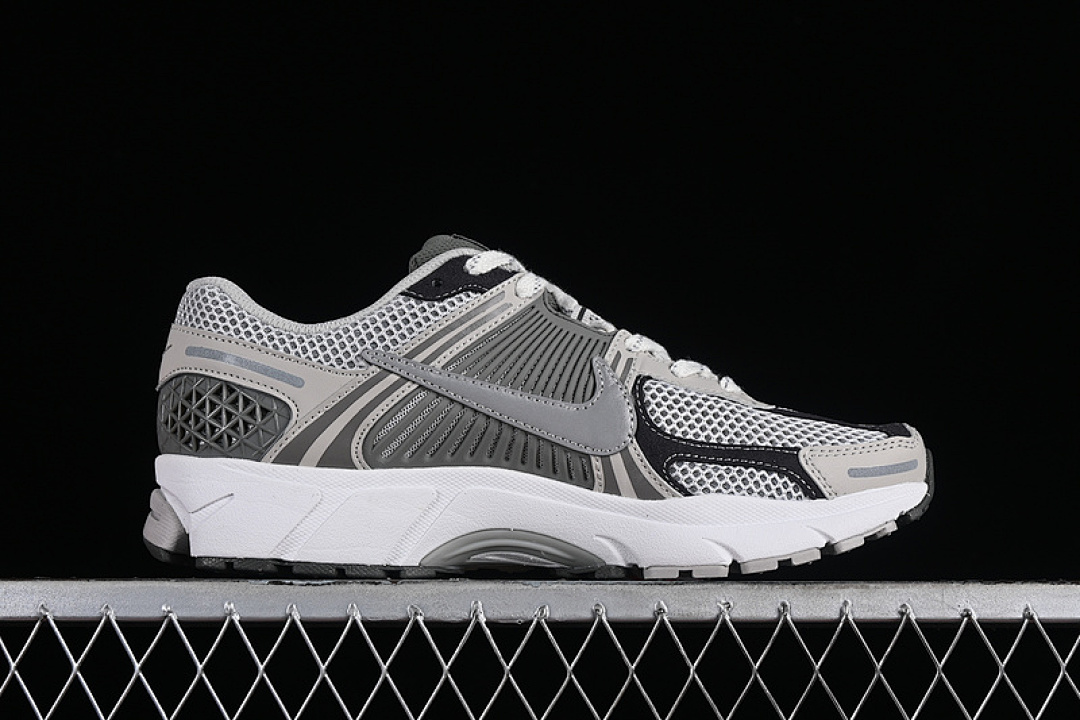 Nike [FD0791-012]-[ZOOM VOMERO 5 LIGHT IRON ORE/METALLIC SILVER/PHOTON DUST/FLATPEWTER/SUMMIT (WHITE]) - Image 16