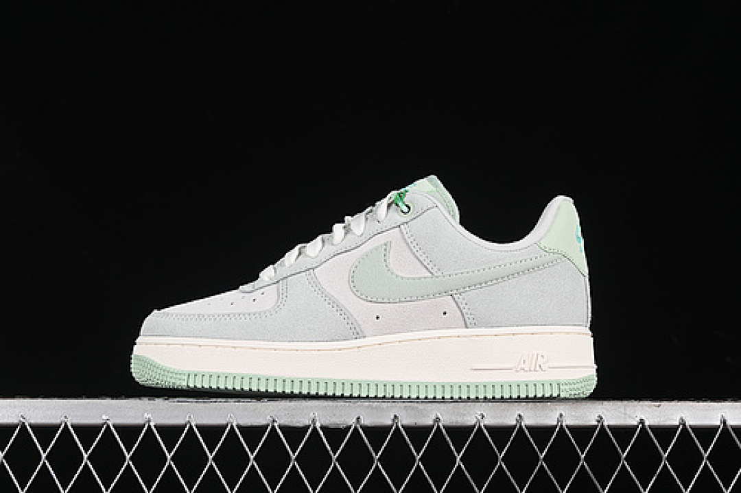 Nike Nike AIR FORCE 1 07 LOW SPRUCE AURA/PISTACHIO FROST · HQ1497-099, photo 1