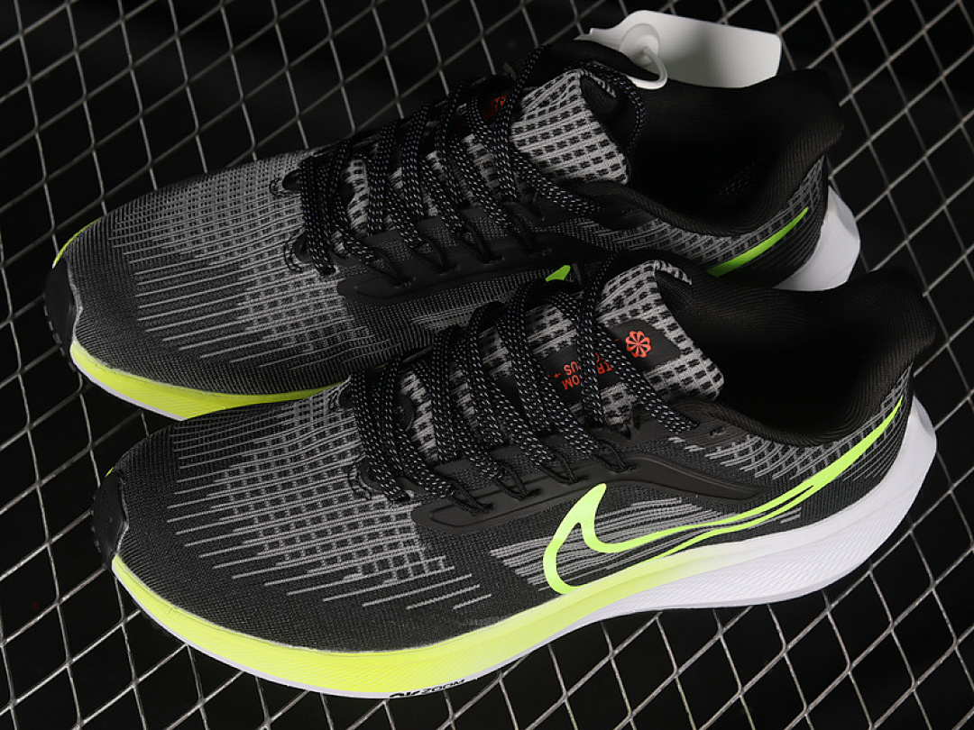Nike [DM4015-002]-[AIR ZOOM PEGASUS 39 GS BLACK/BARELY VOLT/TOTAL ORANGE/VOLT]-[MAN:39-45] - Image 10