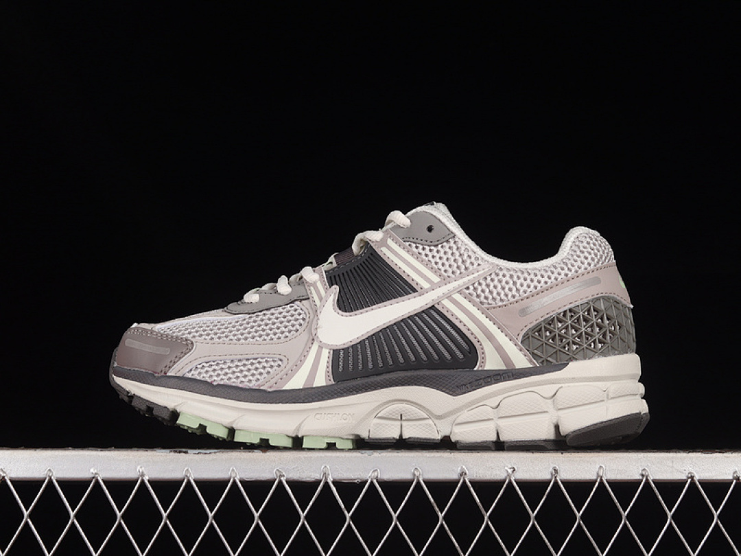 Nike Nike AIR ZOOM VOMERO 5 COBBLESTONE/LIGHT BONE · FB8825-001, photo 1