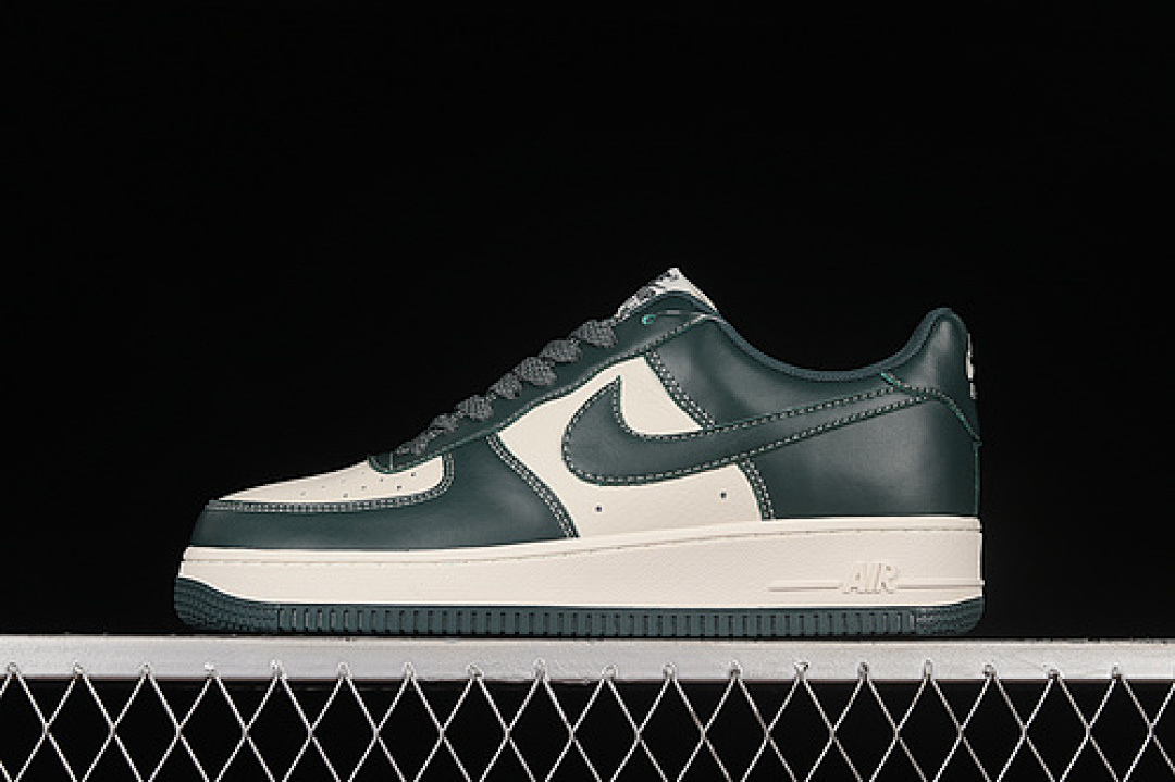 Nike Nike AIR FORCE 1 07 LOW VINTAGE GREEN/WHITE/VINTAGE GREEN · LU6965-756, photo 1