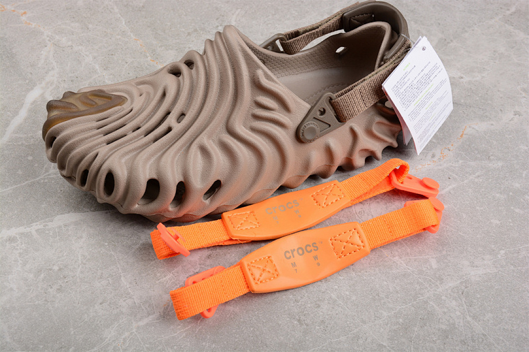 Crocs [SALEHE BEMBURY X CROCS POLLE CLOG KHAKI/CROCS KHAKI]-[UNISEX SIZE:36-47] - Image 3