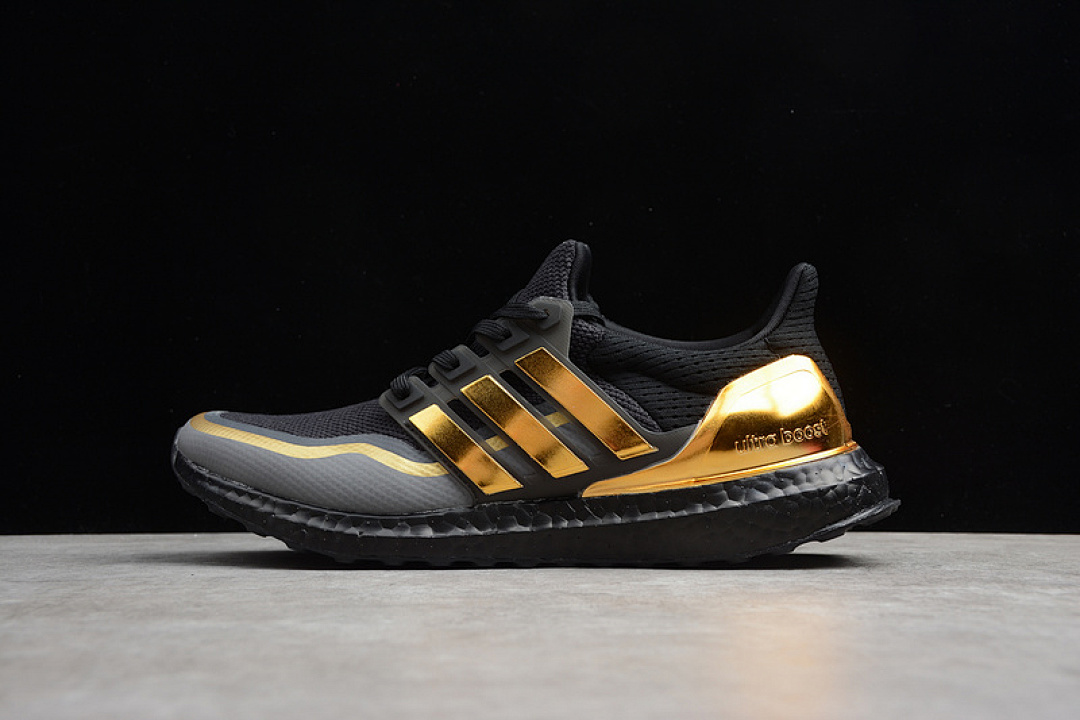 ULTRABOOST 4.0 SHOES METALLIC GOLD/CORE BLACK · EG8102, photo 1