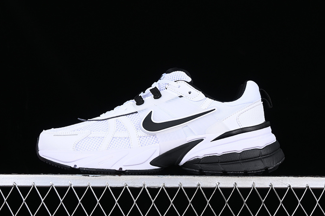 Unbranded [FD0736-010]-[V2K RUNTEKK 3XL WHITE/BLACK]-[WOMAN:36-39]-[MAN:40-45], photo 1