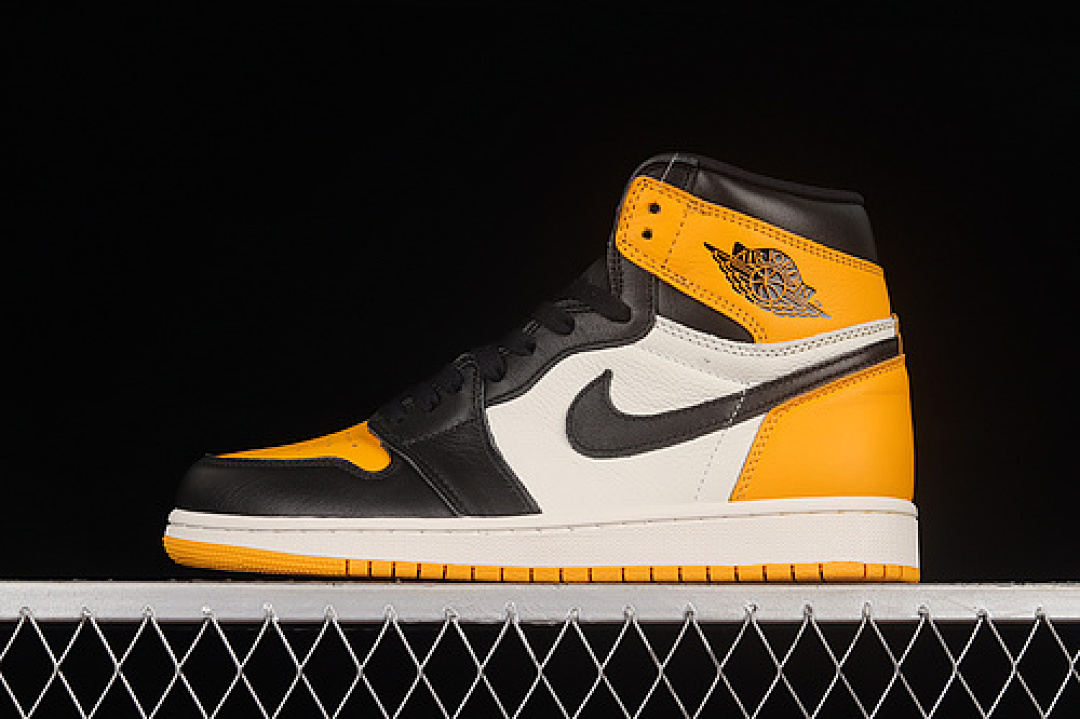 Jordan [555088-711]-[AIR JORDAN 1 RETRO HIGH WHITE/YELLOW/BLACK]-[WOMAN:36-39]-[MAN:40-47.5], photo 1