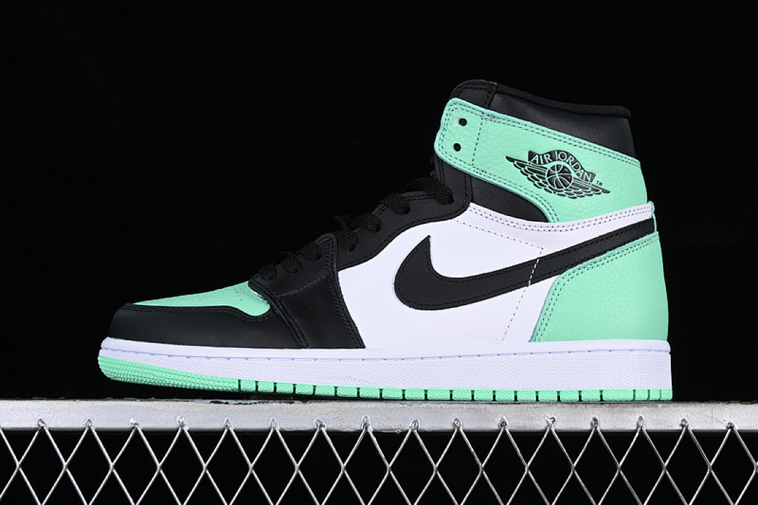 Jordan [DZ5485-130]-[AIR JORDAN 1 RETRO HIGH OG WHITE/BLACK/GREEN GLOW]-[WOMAN:36-39]-[MAN:40-47.5], photo 1