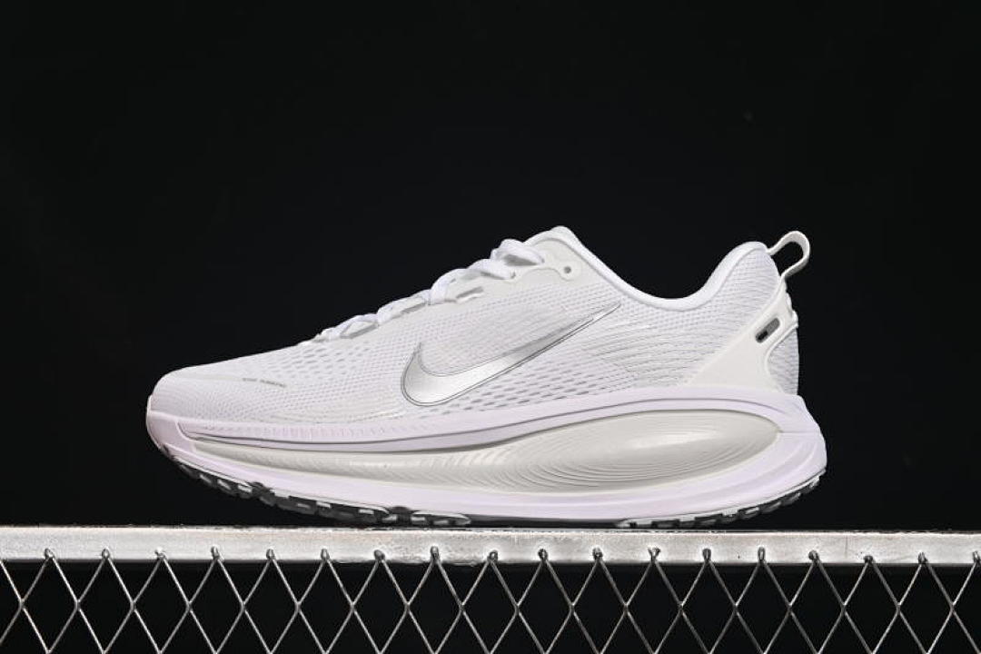 Nike Nike AIR ZOOM VOMERO 18 GREY/SILVER · HM6804-104, photo 1