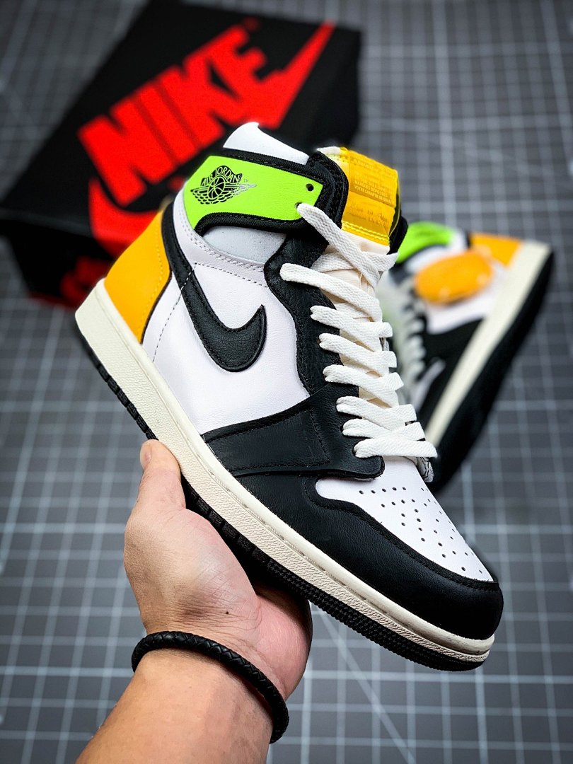 Jordan AIR Jordan 1 RETRO HIGH OG WHITE/VOLT/UNIVERSITY GOLD/BLACK · 555088-118, photo 1