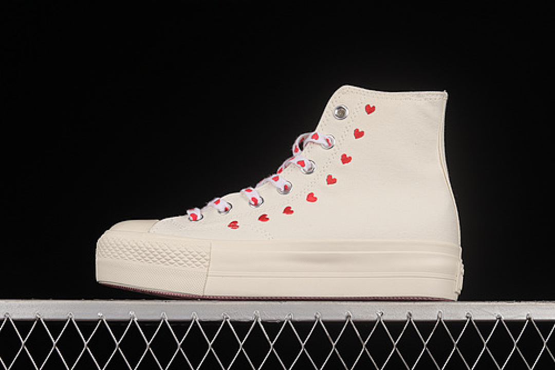 Converse [A01599C]-[CHUCK TAYLOR ALL STAR VINTAGE WHITE/UNIVERSITY RED]-[WOMAN:35-40], photo 1