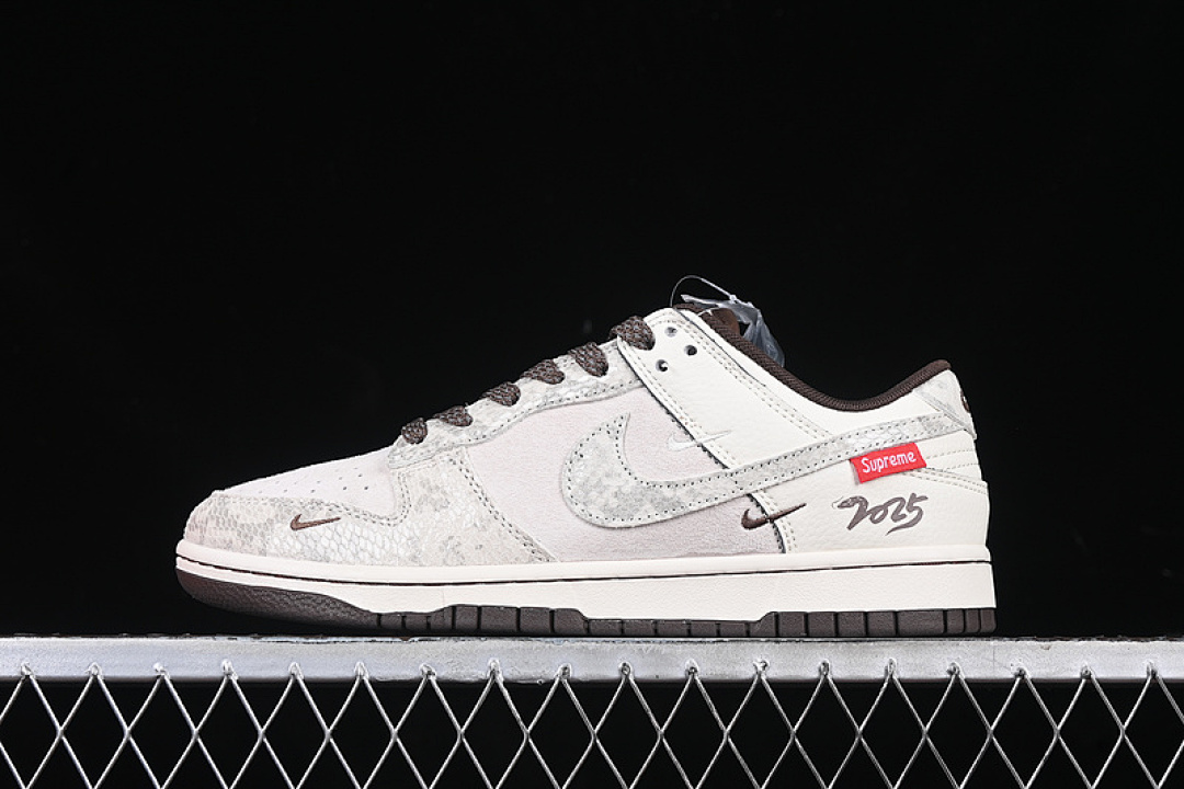 Supreme [XS1086-018]-[SB DUNK LOW SUPREME WHITE/GREY/BROWN]-[WOMAN:36-39]-[MAN:40-45], photo 1