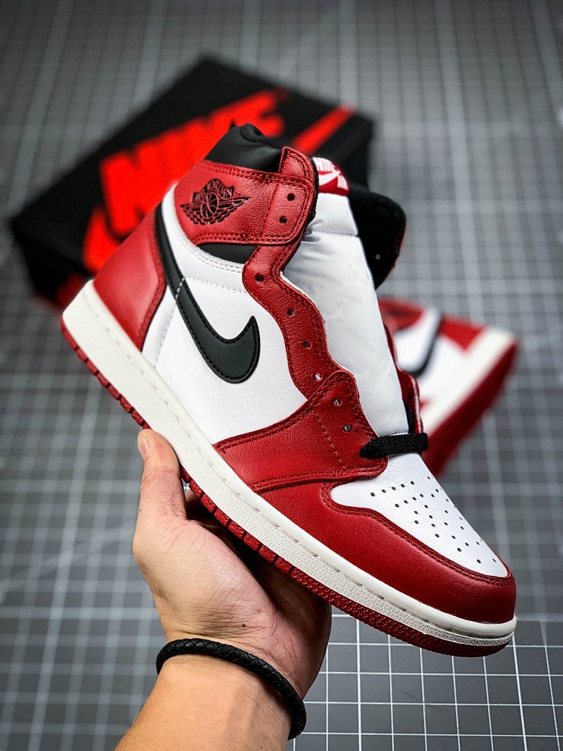 Jordan AIR Jordan 1 RETRO HIGH OG CHICAGO WHITE/BLACK-VARSITY RED · 555088-101, photo 1