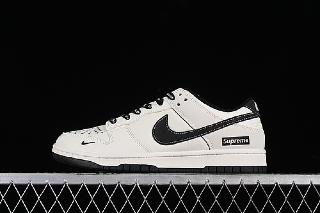 Supreme [BB8657-515]-[SB DUNK LOW SUPREME BLACK/WHITE]-[WOMAN:36-39]-[MAN:40-45], photo 1