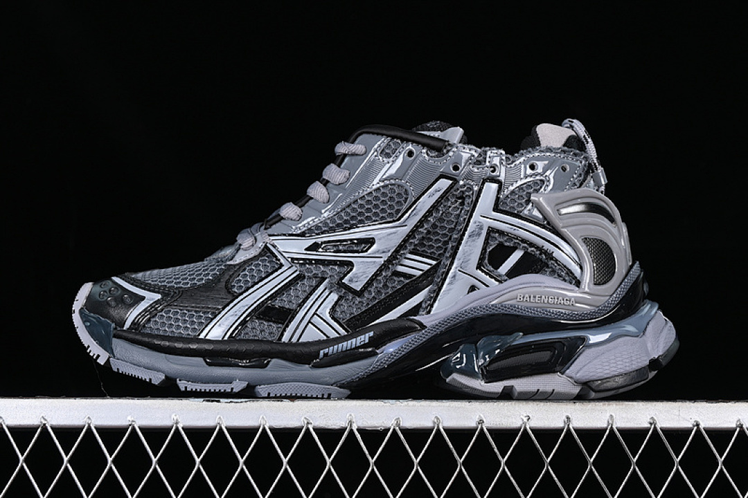 Kith [W3RBR1515]-[BA*LEN*CIAGA RUNNER KITH FOUR.COLOR BLACK/GREY/SILVER]-[WOMAN:35-39]-[MAN:40-46], photo 1