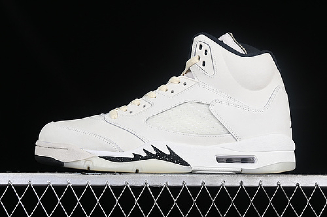 Jordan AIR Jordan 5 RETRO SAIL/BLACK/LIGHT OREWOOD BROWN/COCONUT MILK · FN7405-100, photo 1