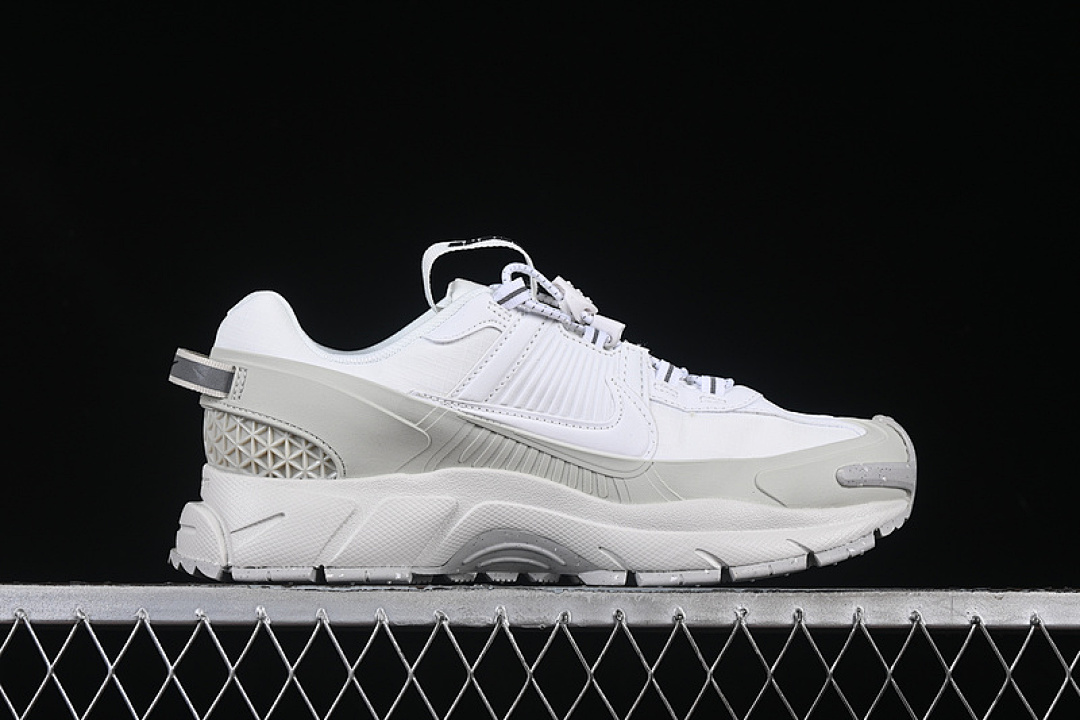 Nike [HV5951-100]-[ZOOM VOMERO ROAM SUMMIT WHITE/LIGHT BONE/LIGHT IRON ORE/SUMMIT WHITE]-[36-45] - Image 2