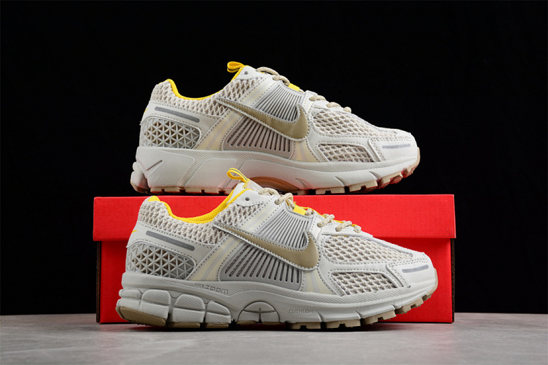 Nike [FJ7694-020]-[AIR ZOOM VOMERO 5 SP LIGHT BONE/SAIL/UNIVERSITY GOLD]-[UNISEX:36-45] - Image 2