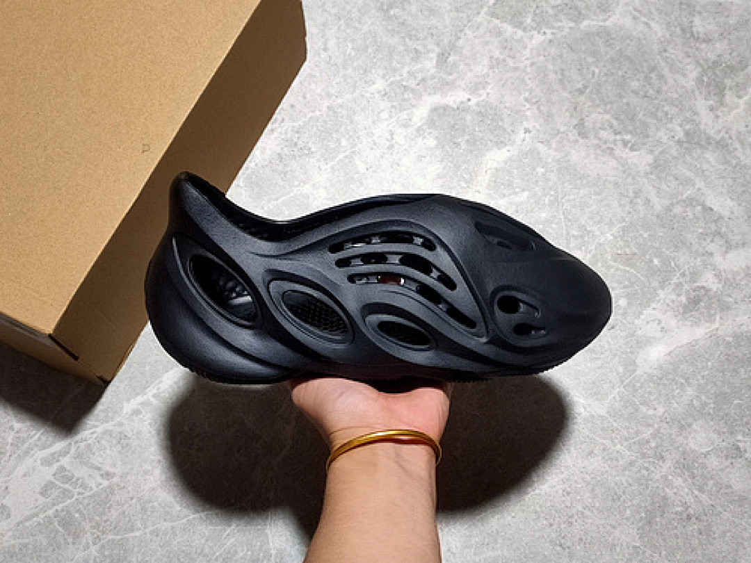 Adidas Adidas [KANYE WEST X YEEZY FOAM RUNNER SLIDE BLACK/BLACK/BLACK]-[UNISEX:37-48.5], photo 1