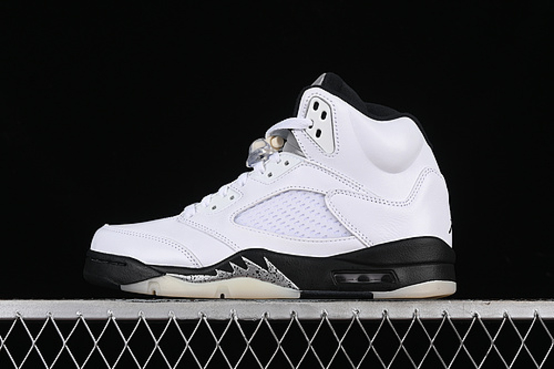 Jordan AIR Jordan 5 RETRO WHITE/BLACK/SAIL/METALLIC SILVER · DD0587-110, photo 1