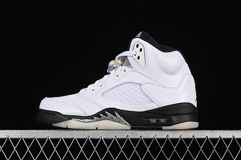 Jordan AIR Jordan 5 RETRO WHITE/BLACK/SAIL/METALLIC SILVER · DD0587-110, photo 1