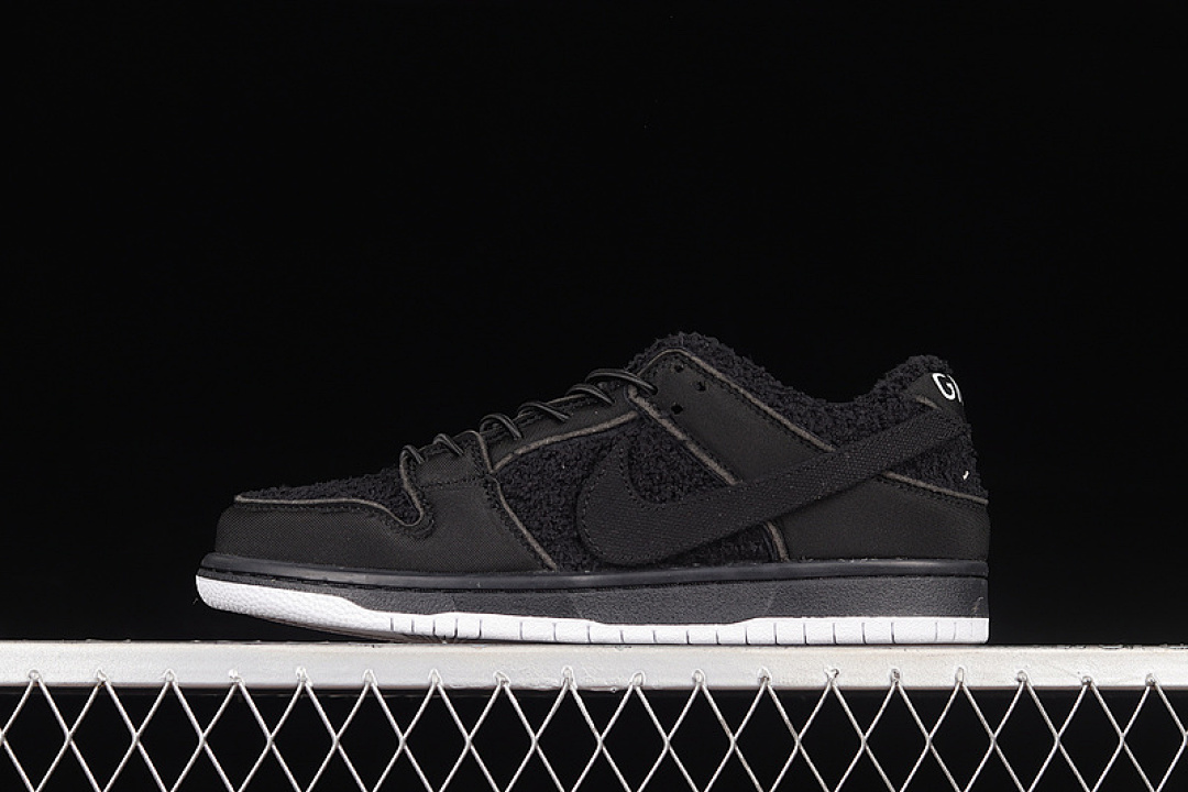 Nike DUNK LOW GNARHUNTERS BLACK/BLACK/WHITE · DH7756-010, photo 1