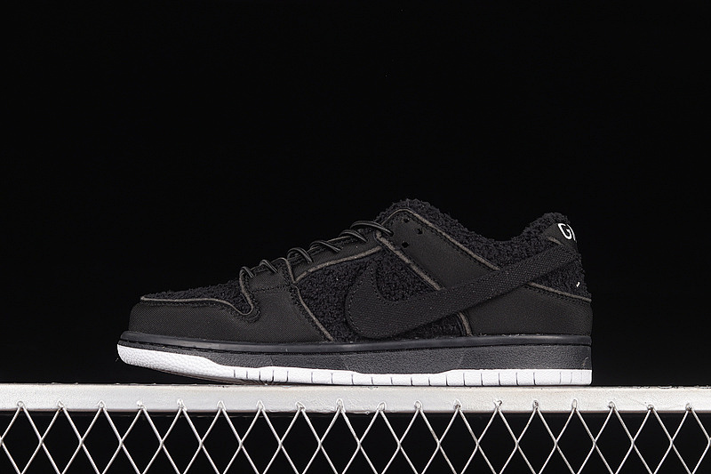 Nike DUNK LOW GNARHUNTERS BLACK/BLACK/WHITE · DH7756-010, photo 1