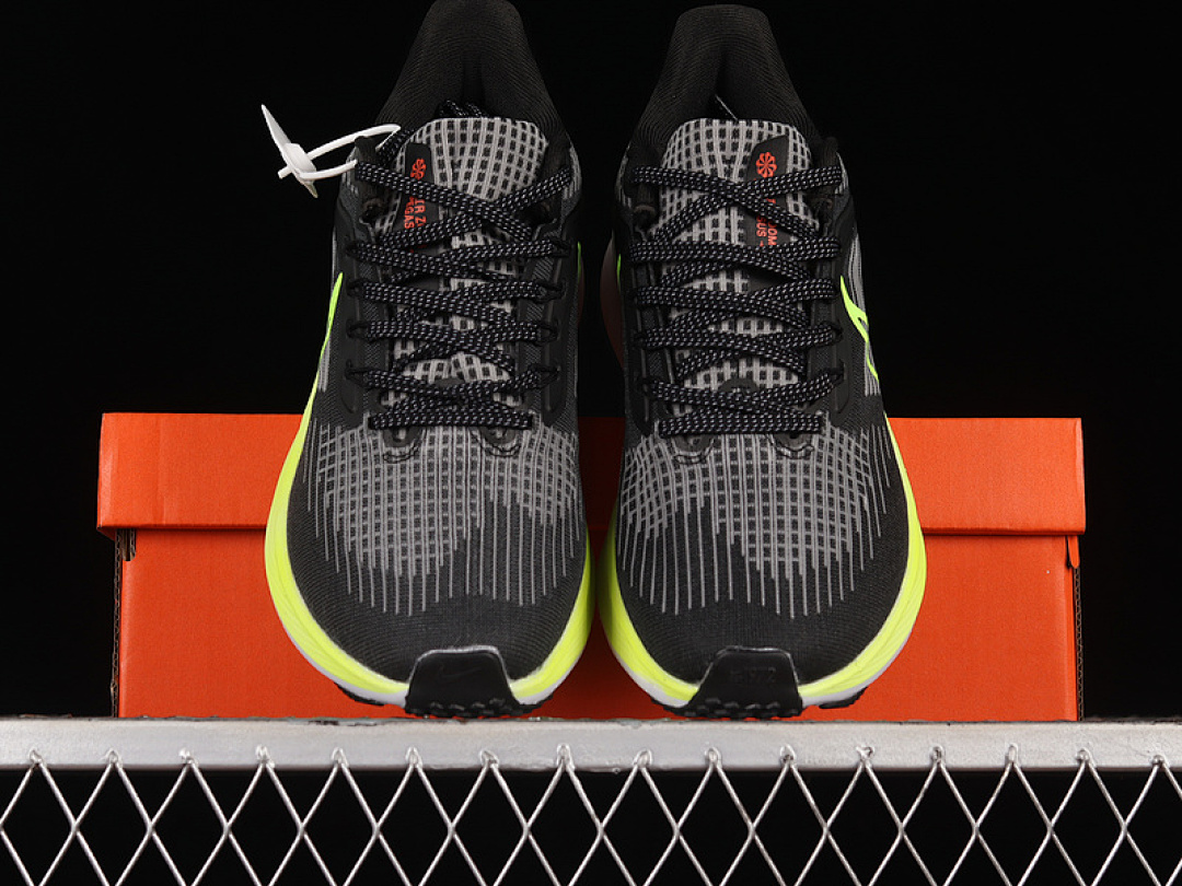Nike [DM4015-002]-[AIR ZOOM PEGASUS 39 GS BLACK/BARELY VOLT/TOTAL ORANGE/VOLT]-[MAN:39-45] - Image 12