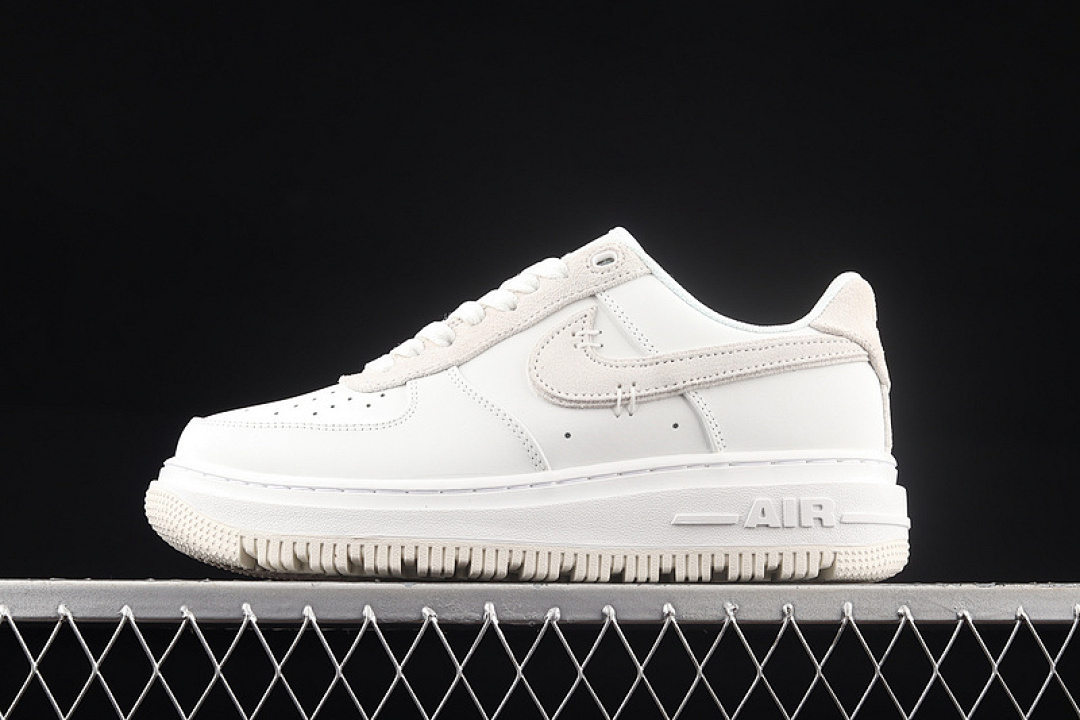 Nike [DD9605-100]-[AIR FORCE 1 LUXE SUMMIT WHITE/LIGHT BONE/SUMMIT WHITE]-[MAN:40-46], photo 1