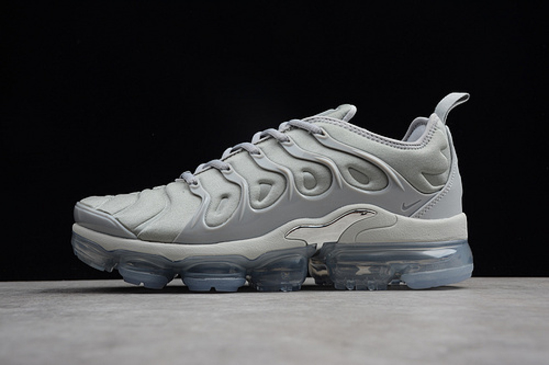 Unbranded [924453-005]-[VAPORMAX PLUS WOLF GREY/DARK GREY-METALLIC SILVER]-[MAN:39-45]-[OG00160], photo 1