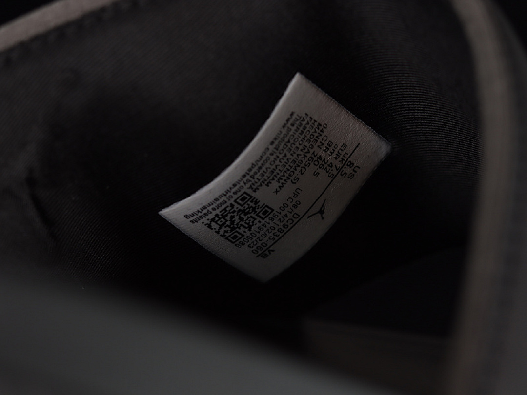 Jordan [DC9835-060]-[AIR JORDAN PLAY SLIDE BLACK/PHOTON DUST/OFF NOIR/UNIVERSITY RED]-[UNISEZ:36-45] - Image 6