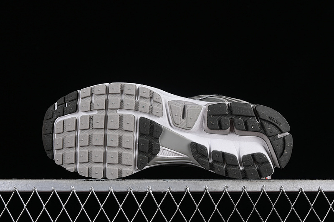 Nike [FD0791-012]-[ZOOM VOMERO 5 LIGHT IRON ORE/METALLIC SILVER/PHOTON DUST/FLATPEWTER/SUMMIT (WHITE]) - Image 15