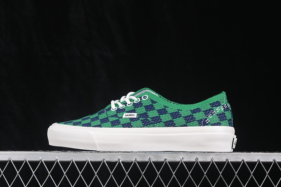 AUTHENTIC 44 CASUAL SKATE SHOES DARK GREEN/WHITE · VN000EJC5W3, photo 1