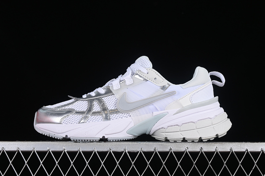 Unbranded [FD0736-104]-[V2K RUNTEKK RUN METALLIC SILVER/WHITE]-[WOMAN:36-39]-[MAN:40-45], photo 1