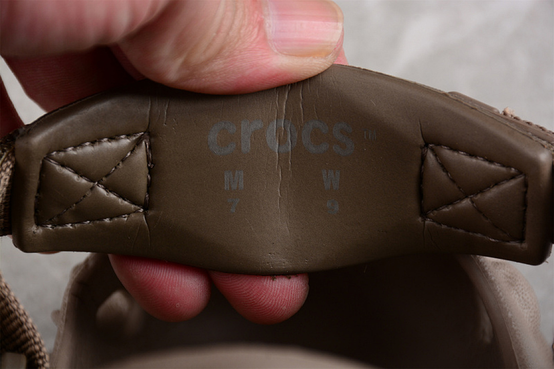 Crocs [SALEHE BEMBURY X CROCS POLLE CLOG KHAKI/CROCS KHAKI]-[UNISEX SIZE:36-47] - Image 4