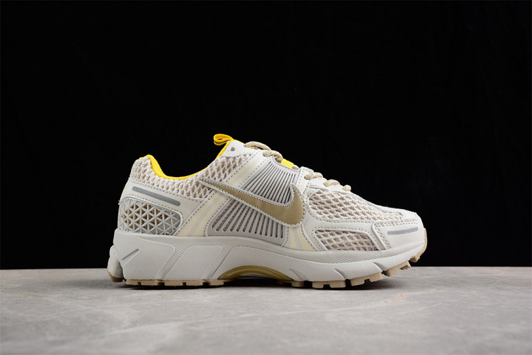 Nike [FJ7694-020]-[AIR ZOOM VOMERO 5 SP LIGHT BONE/SAIL/UNIVERSITY GOLD]-[UNISEX:36-45] - Image 12