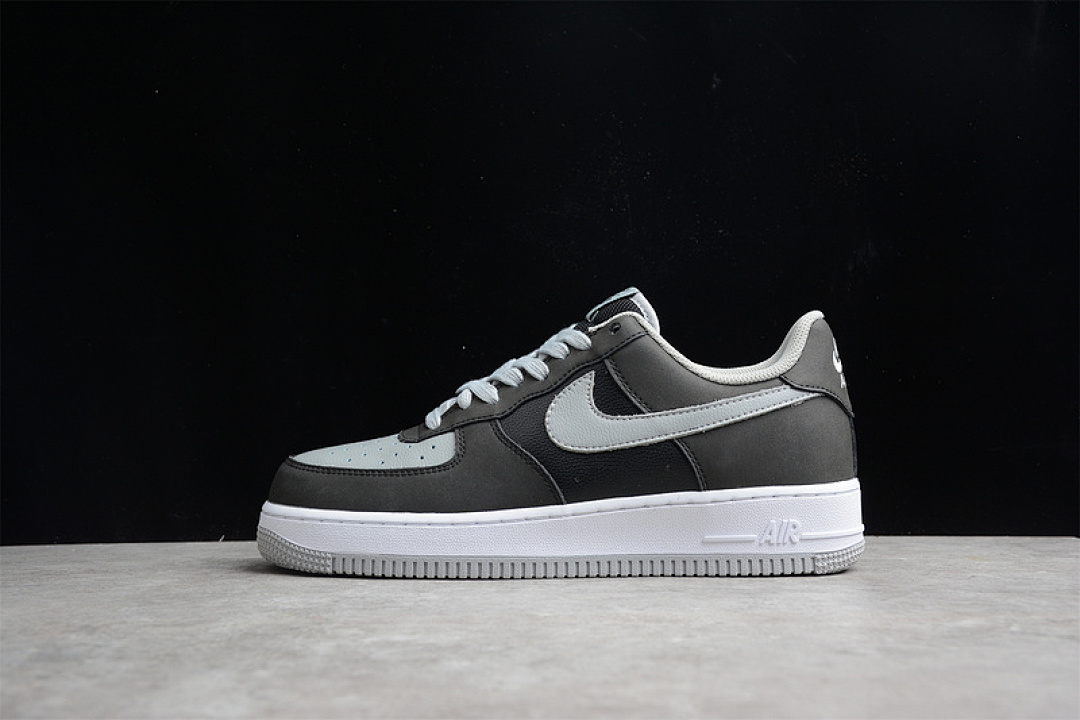 Nike Nike DUNK LOW SB J-PACK SHADOW BLACK/MEDIUM GREY-WHITE · BQ6817-007, photo 1