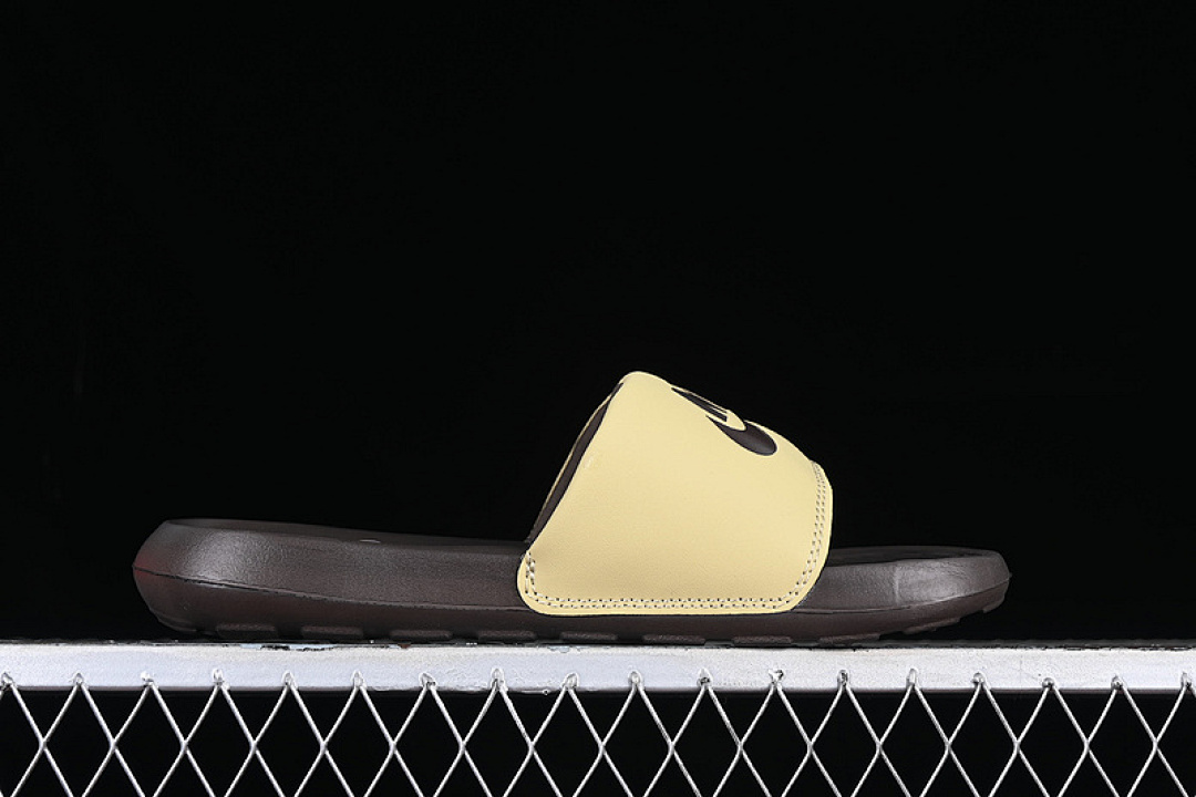 Nike [CN9675-701]-[VICTORI ONE SLIDE WHEAT GRASS/BAROQUE BROWN]-[WOMAN:36-39]-[MAN:40-45] - Image 2