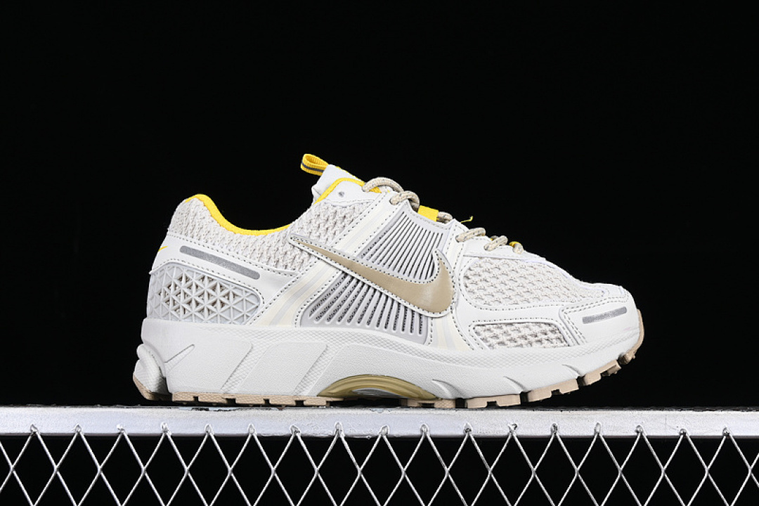 Nike [FJ7694-020]-[AIR ZOOM VOMERO 5 SP LIGHT BONE/SAIL/UNIVERSITY GOLD]-[UNISEX:36-45] - Image 15