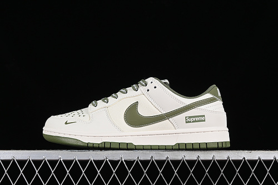 Supreme [BB6698-516]-[SB DUNK LOW SUPREME WHITE/GREY/GREEN]-[WOMAN:36-39]-[MAN:40-45], photo 1