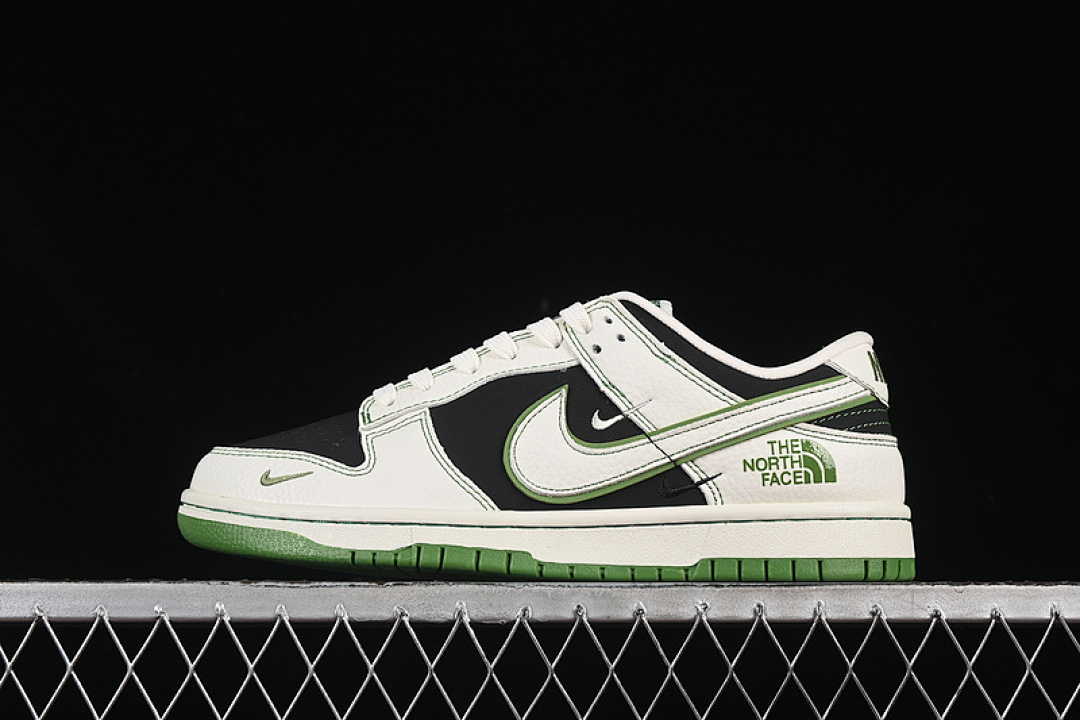 Unbranded [SC9207-405]-[SB DUNK LOW WHITE/BLACK/GREEN]-[WOMAN:36-39]-[MAN:40-45], photo 1