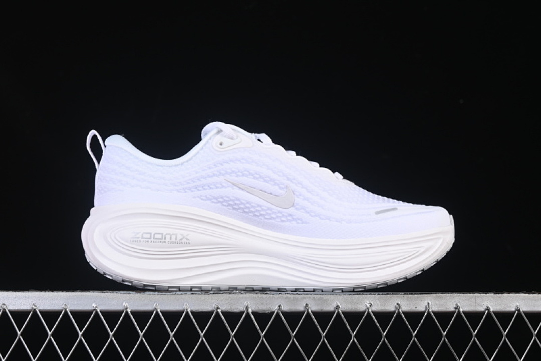 Nike [HV8150-102]-[VOMERO PLUS WHITE/METALLIC SILVER/LIGHT SMOKE GREY]-[WOMAN:36-39]-[MAN:40-45] - Image 16